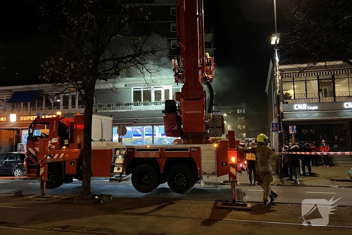 Grote brand in woning boven supermarkt