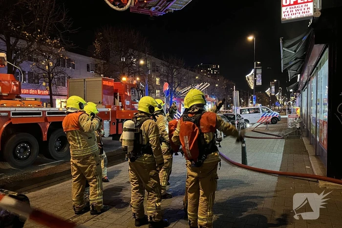 Grote brand in woning boven supermarkt