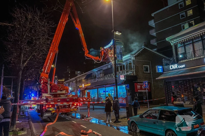 Grote brand in woning boven supermarkt