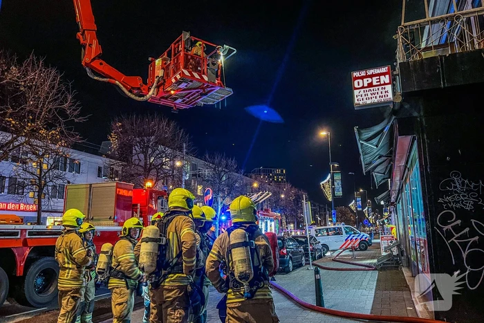 Grote brand in woning boven supermarkt