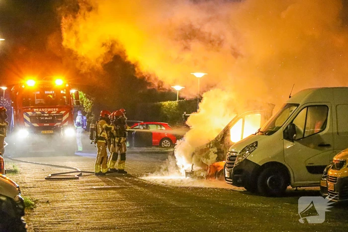 Bakwagen volledig uitgebrand