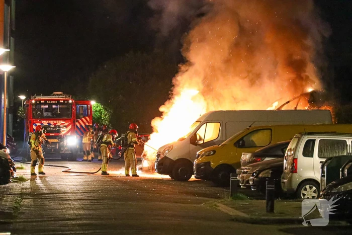 Bakwagen volledig uitgebrand