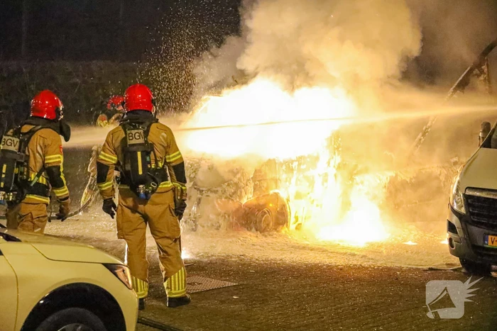 Bakwagen volledig uitgebrand