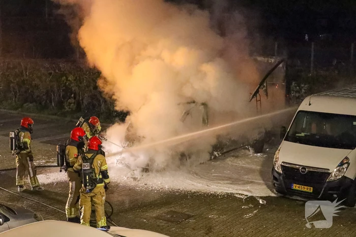 Bakwagen volledig uitgebrand