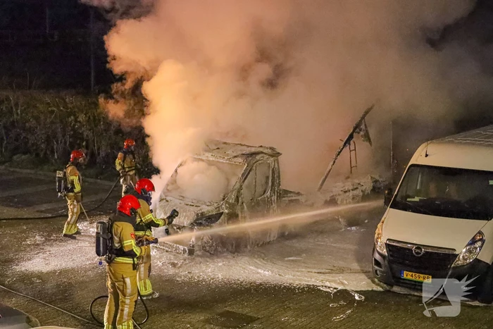 Bakwagen volledig uitgebrand