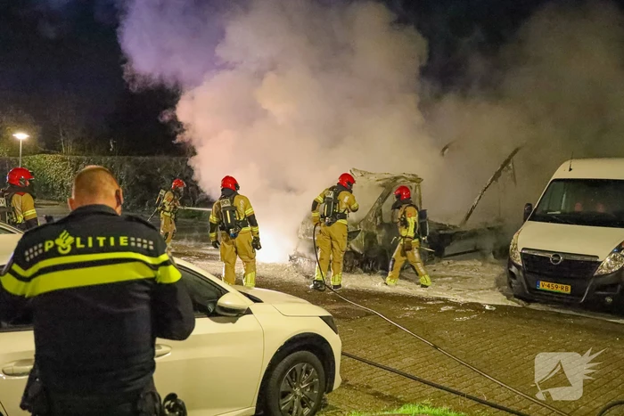 Bakwagen volledig uitgebrand