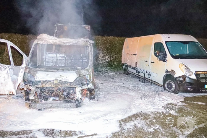 Bakwagen volledig uitgebrand