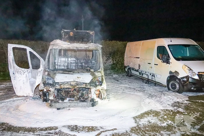 Bakwagen volledig uitgebrand