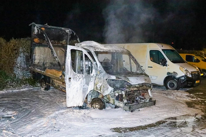 Bakwagen volledig uitgebrand