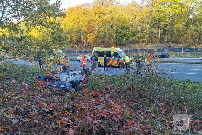 Twee gewonden nadat auto over de kop vliegt op snelweg
