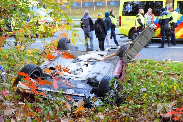 Twee gewonden nadat auto over de kop vliegt op snelweg