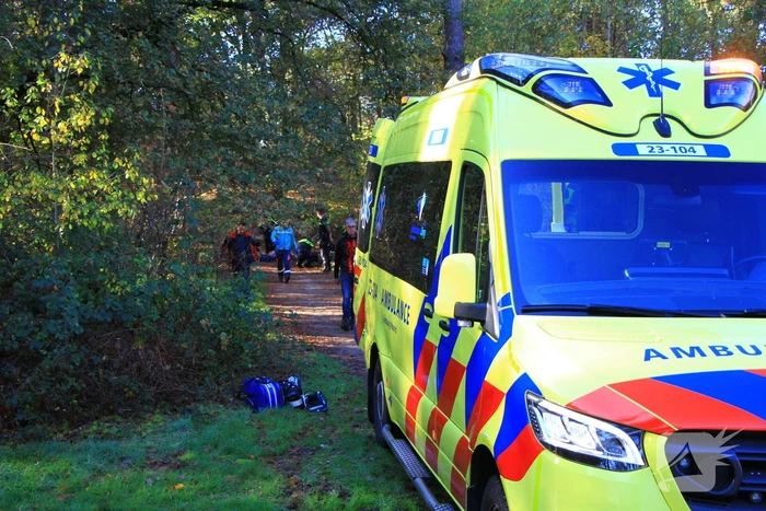 Meerdere mountainbikers ten val in bos, één zwaargewond