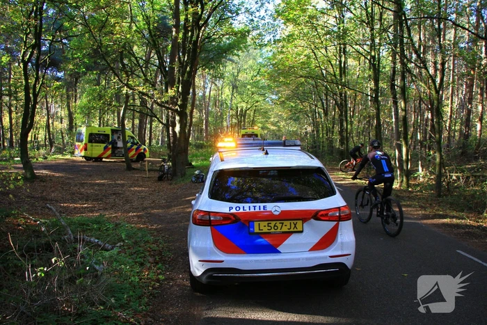 Meerdere mountainbikers ten val in bos, één zwaargewond