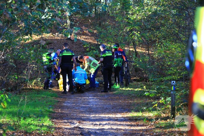Meerdere mountainbikers ten val in bos, één zwaargewond