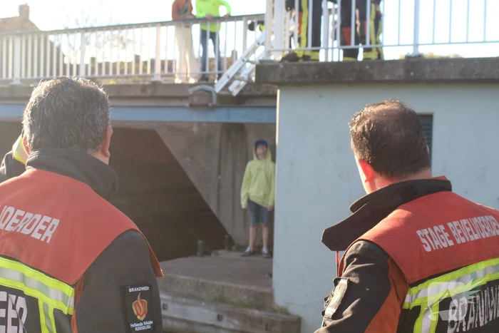 Brandweer bevrijdt vastzittende jongen