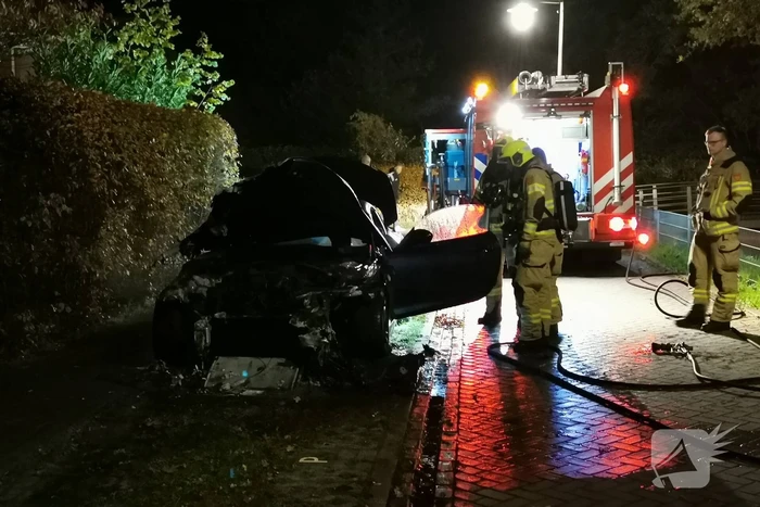 Auto brandt volledig uit in woonwijk