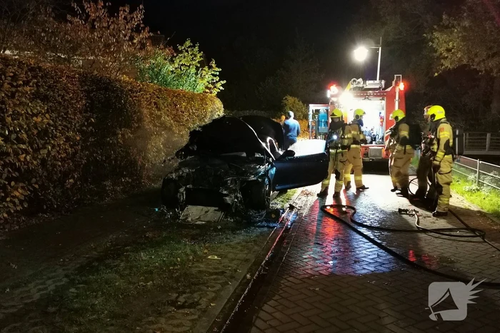 Auto brandt volledig uit in woonwijk
