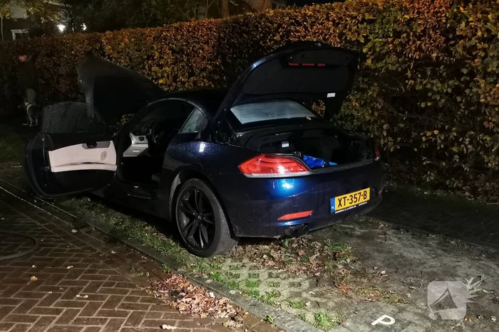 Auto brandt volledig uit in woonwijk