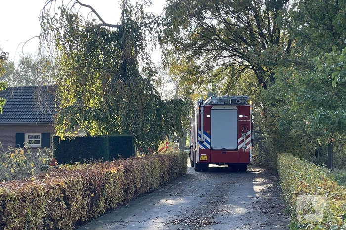 Man gewond na beknelling onder graafmachine