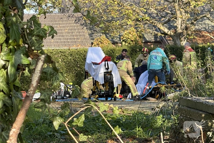 Man gewond na beknelling onder graafmachine