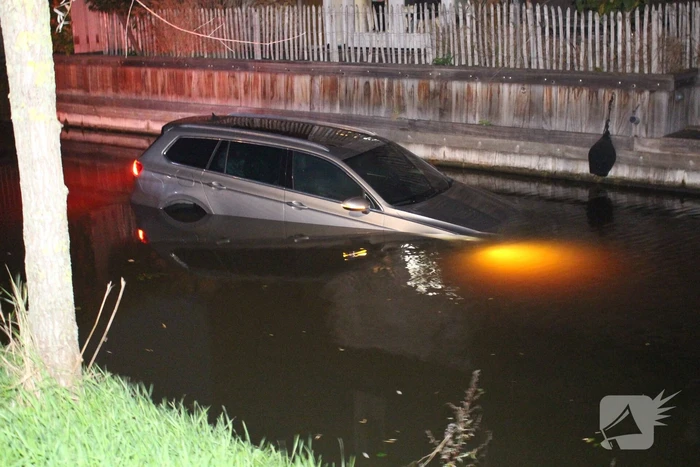 Auto belandt in water