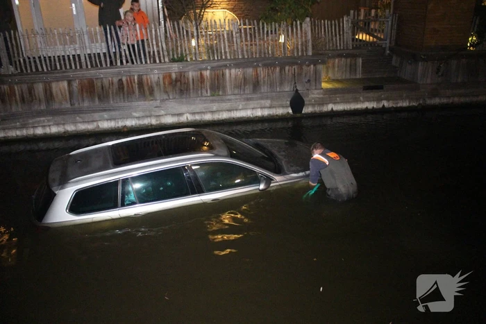 Auto belandt in water