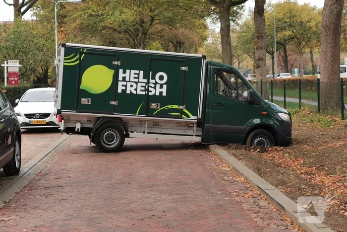 Hello Fresh bakwagen rijdt zich klem