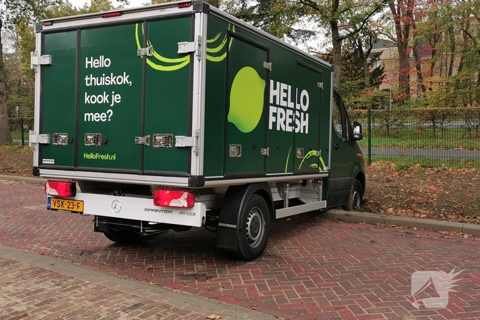 Hello Fresh bakwagen rijdt zich klem