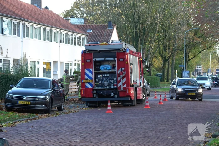 Brandweermannen doen onderzoek naar gaslucht