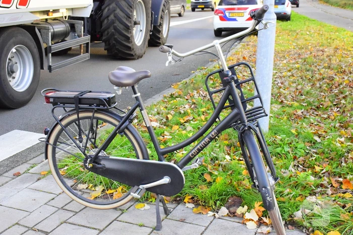 Fietsster op e-bike belandt op voorruit bij ongeluk