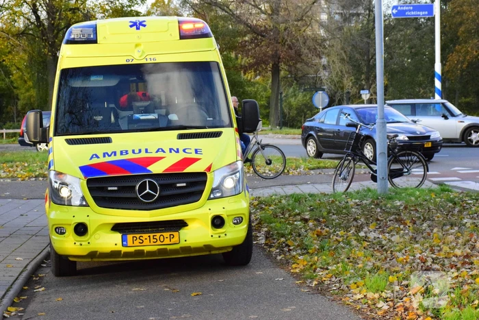 Fietsster op e-bike belandt op voorruit bij ongeluk