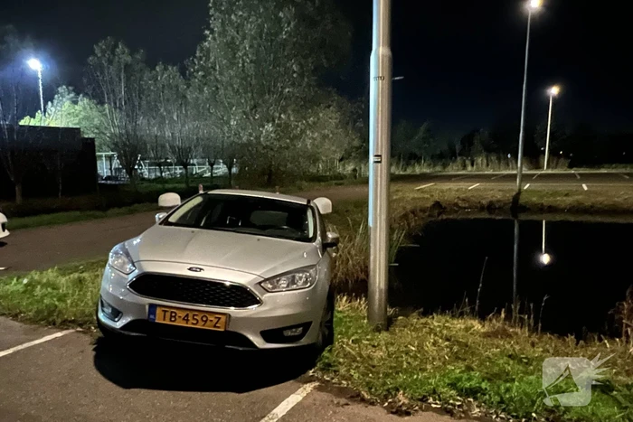 Auto rolt sloot in