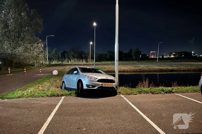 Auto rolt sloot in