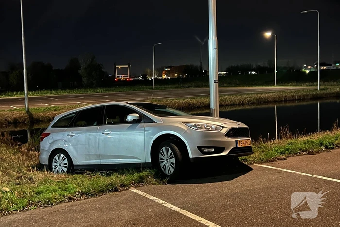 Auto rolt sloot in