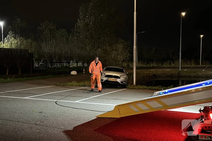 Auto rolt sloot in