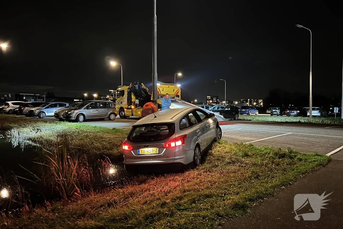 Auto rolt sloot in