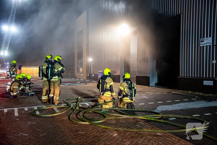 Flinke rookontwikkeling bij brand in bedrijfspand