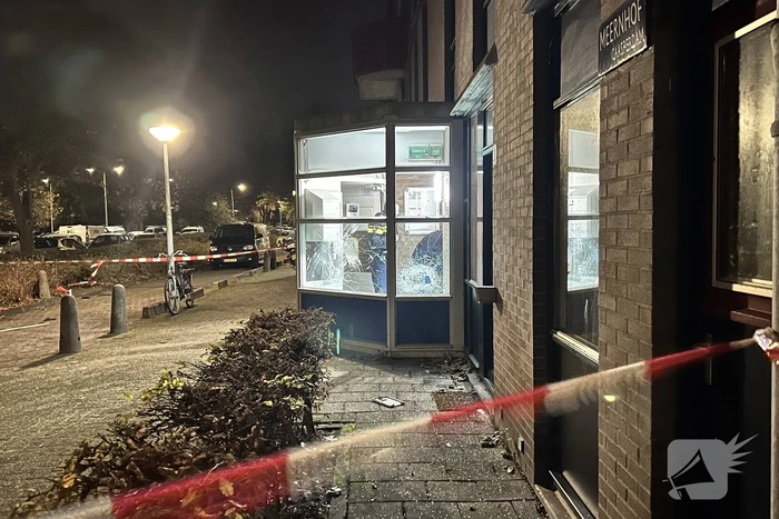 Portiek van wooncomplex vernield door explosief