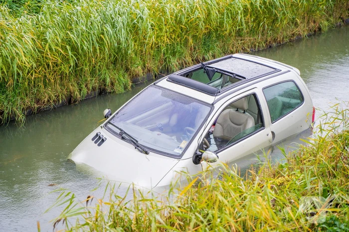 Automobilist belandt met auto in de sloot