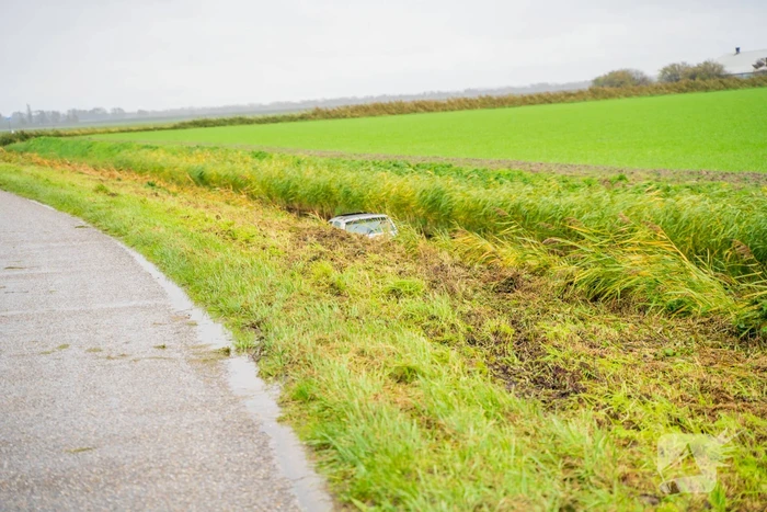 Automobilist belandt met auto in de sloot