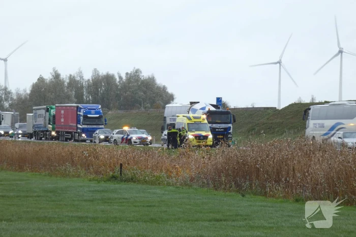 Bestelbus raakt van de weg