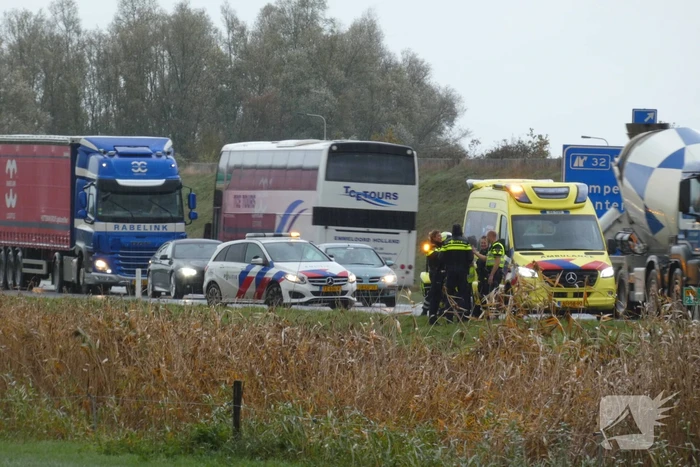 Bestelbus raakt van de weg
