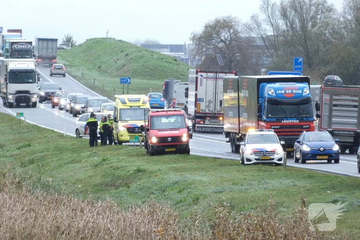 Bestelbus raakt van de weg