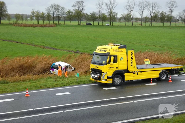 Bestelbus raakt van de weg