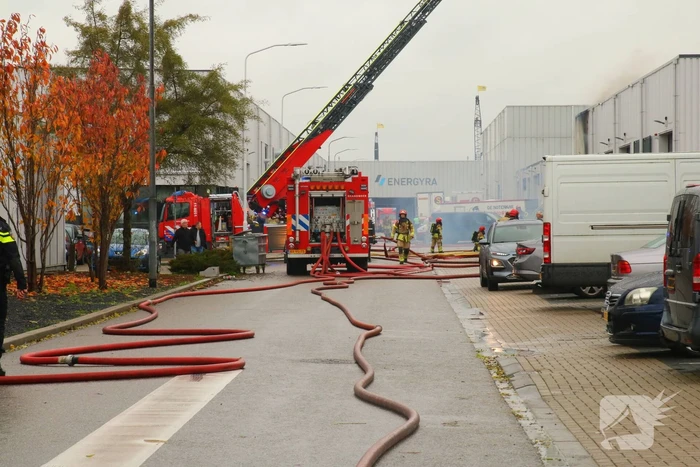 Zeer grote brand in loods