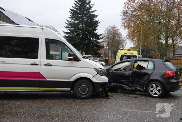 Bestelbus Enexis botst op personenauto