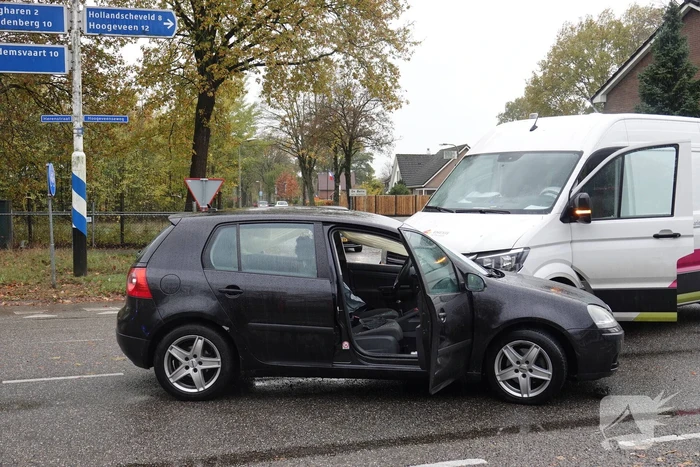 Bestelbus Enexis botst op personenauto