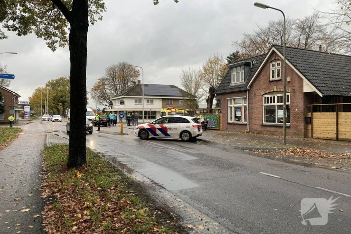 Bestelbus Enexis botst op personenauto