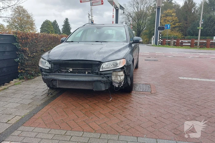 Schade bij aanrijding tussen twee auto's