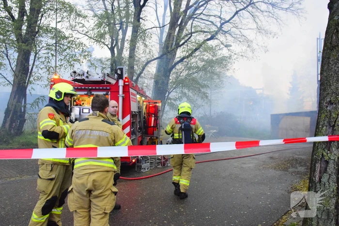 Brand in bijgebouw achter fietsenwinkel